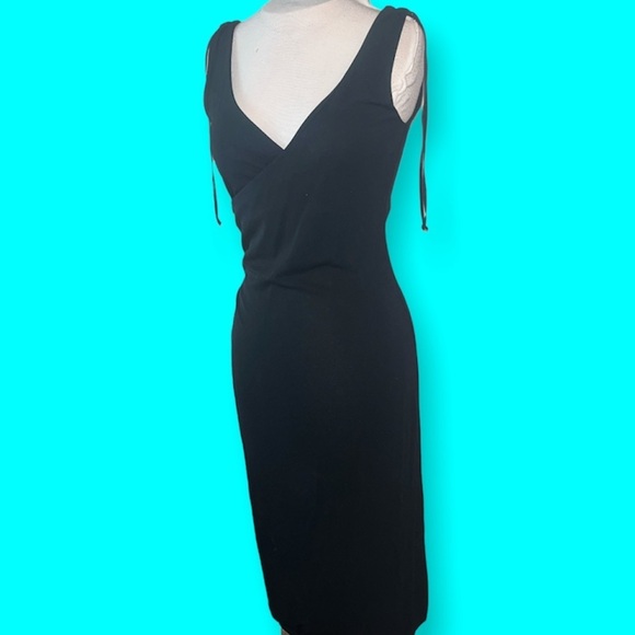 ⭐️Host Pick⭐️Theory Black V Neck Dress!! Size 10 sleeveless shoulder ties V back - Picture 2 of 14
